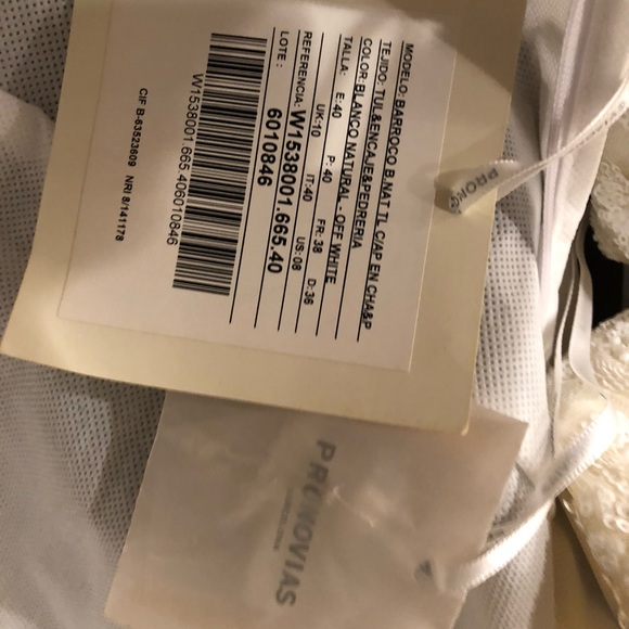 Classic Pronovias Wedding Dress - Picture 8 of 8